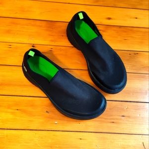 OOFOS women's OOmg Eezee low recovery slip on shoe black canvas 8